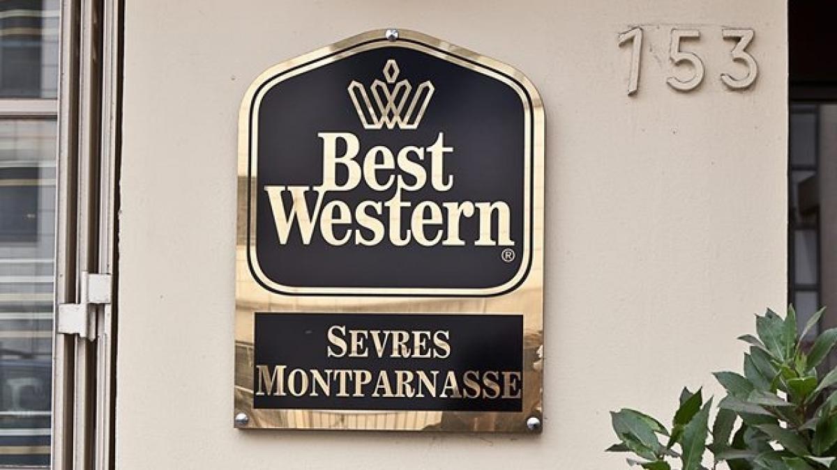 panica in paris zeci de turisti straini printre care si romani au fost evacuati de urgenta dintr un