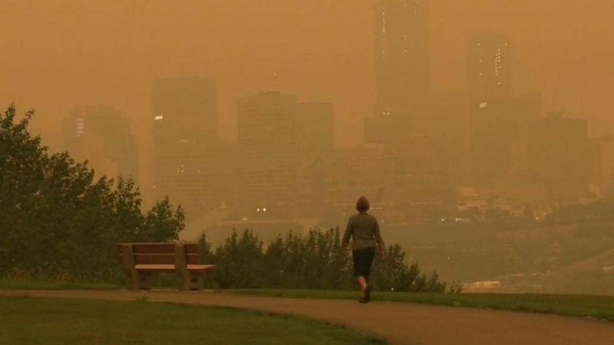 imagini bizare surprinse in canada o ceata de lumina portocalie a aparut pe cer foto