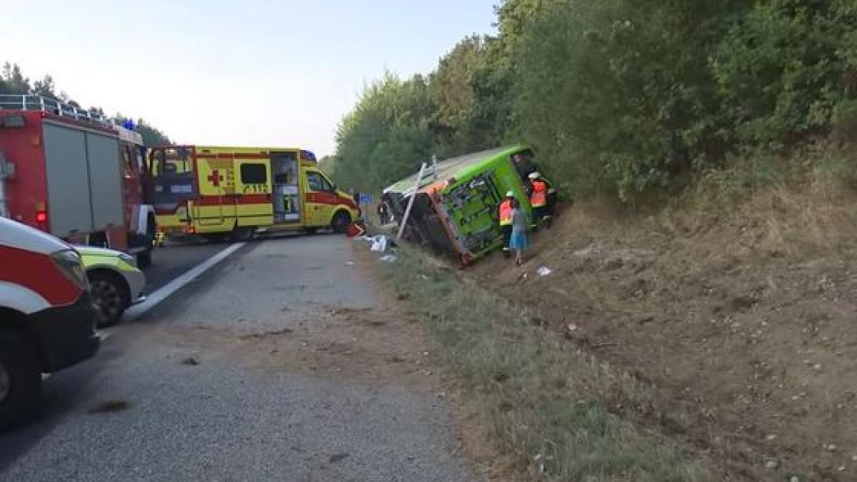 accident grav pe o autostrada din germania dupa ce un autocar s a rasturnat sunt cel putin 16