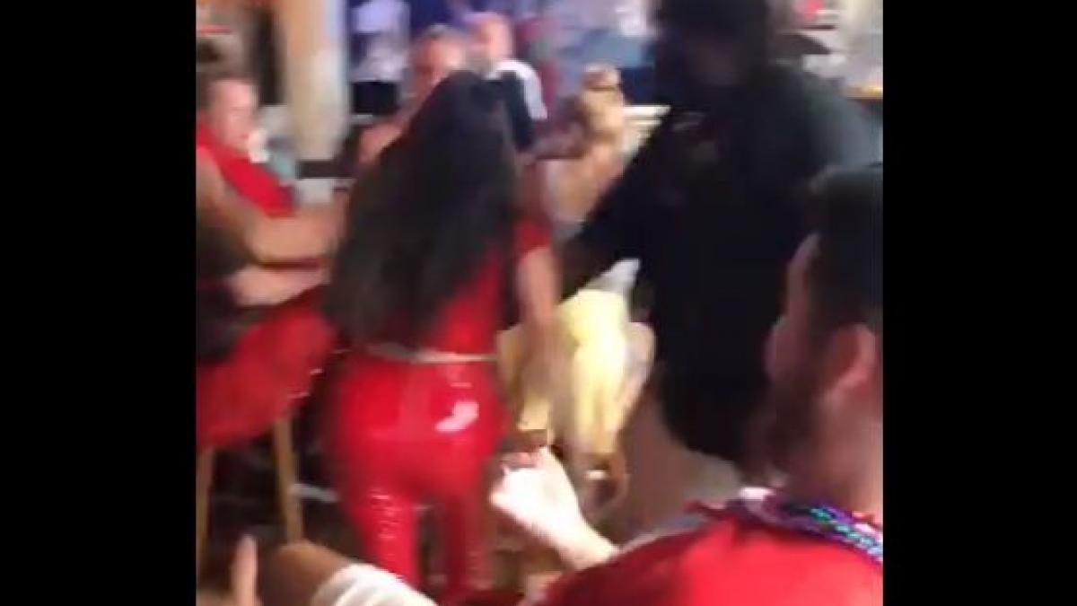 bataie la locul de munca o barmanita a inceput sa si loveasca colega sub privirile ingrozite ale