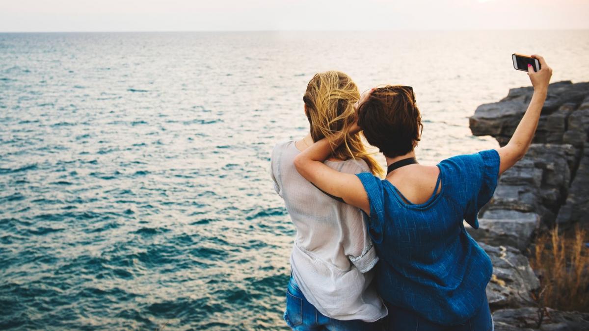 oamenii cumpara haine doar pentru a se poza cu ele apoi le returneaza sondaj alarmant privind