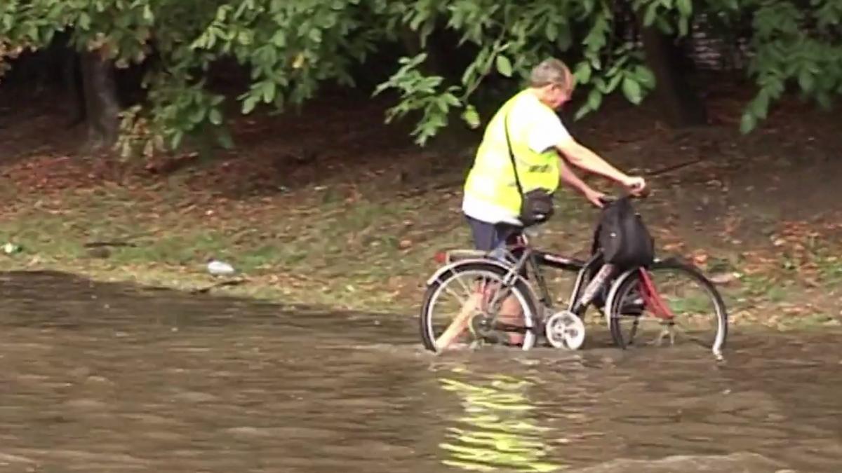 ploile torentiale fac din nou ravagii zeci de case si strazi au fost inundate video