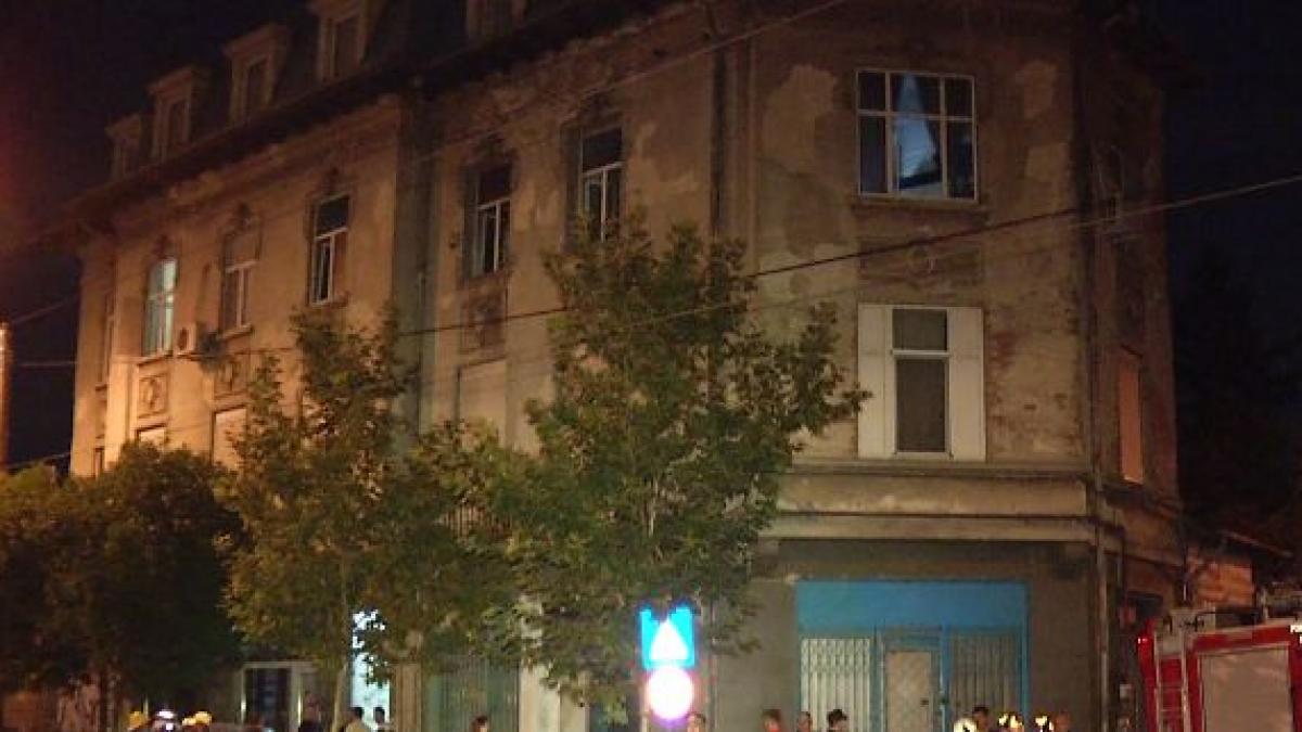 incendiu puternic in capitala un barbat a fost salvat in ultima clipa