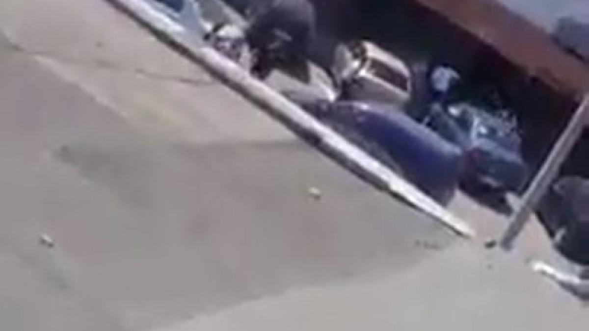 bataie cu sabii si topoare in fata unui bar din targu jiu