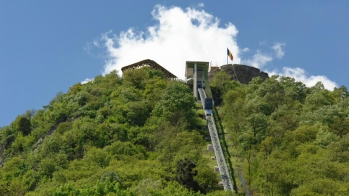 imagini spectaculoase de la actiunea de salvarea a oamenilor blocati in telecabina de la cetatea