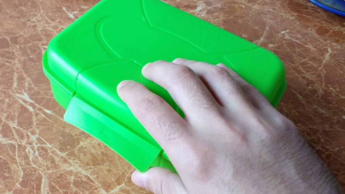 si a prins sotul ca se uita la filme pentru adulti asa ca s a hotarat sa se razbune ce i a pus in