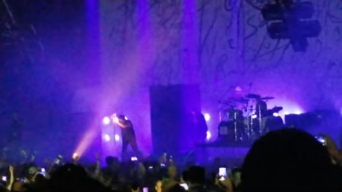 un cunoscut artist si a incheiat brusc concertul dupa ce i s a facut rau pe scena video