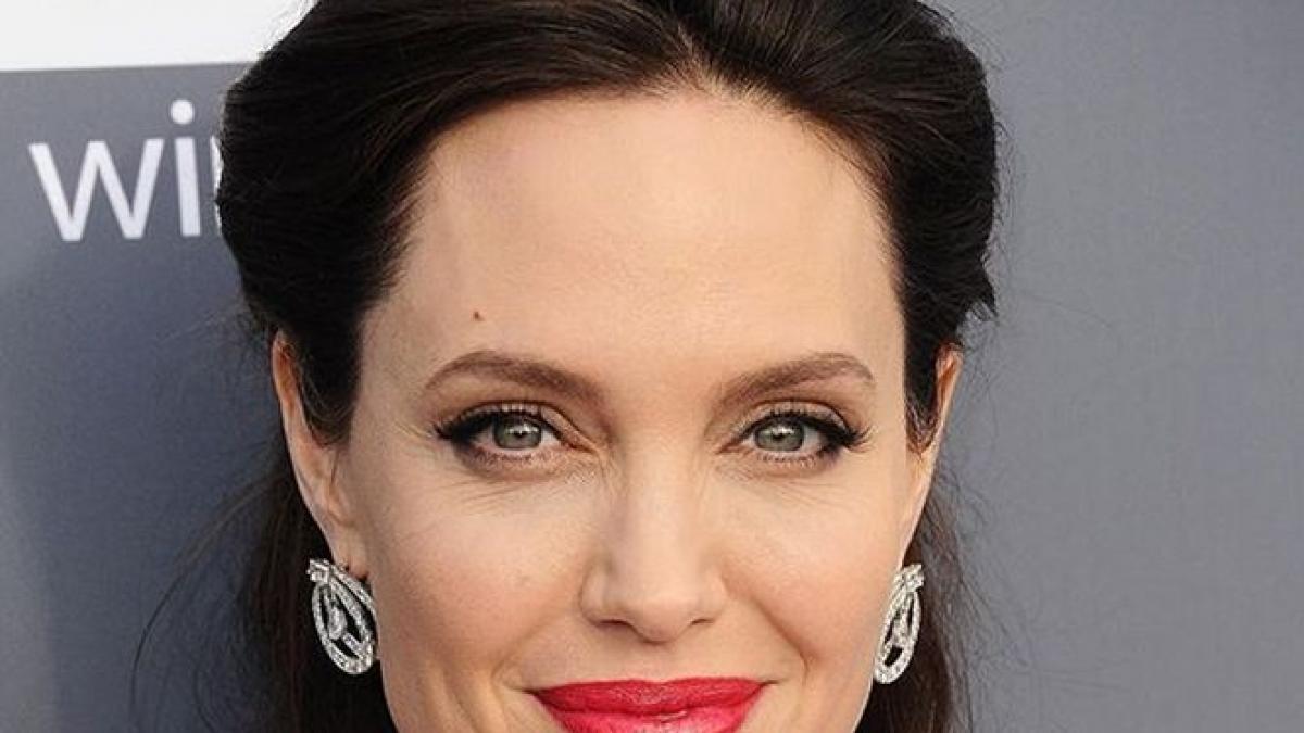 angelina jolie moare de gelozie iata care este vedeta pe care fosta sotie a lui brad pitt nu o