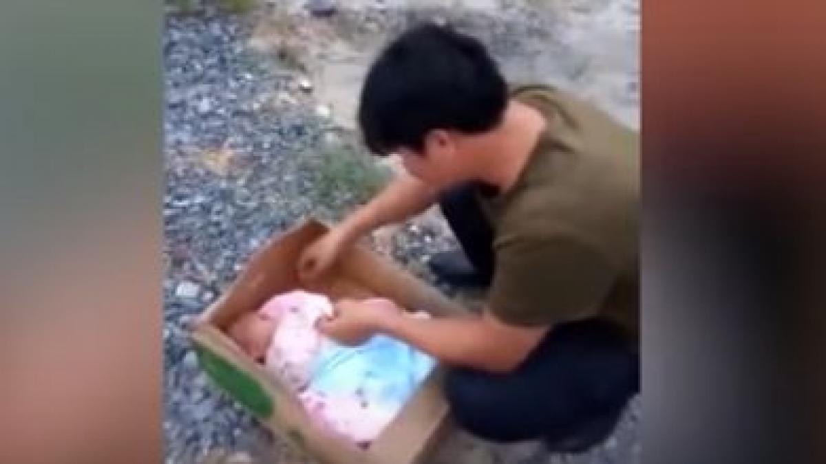 si au abandonat copilul pe marginea drumului intr o cutie de carton cum l au descoperit mai multi