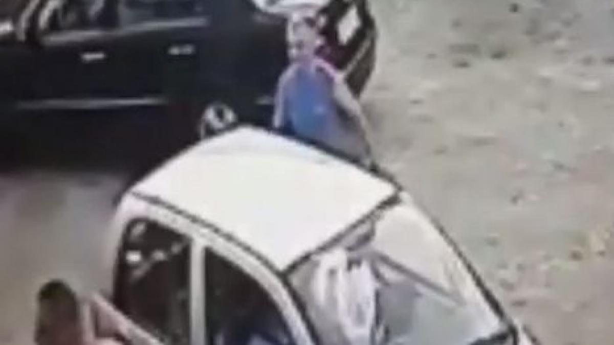 a atacat angajatii unui service cu o ranga intregul incident a fost filmat