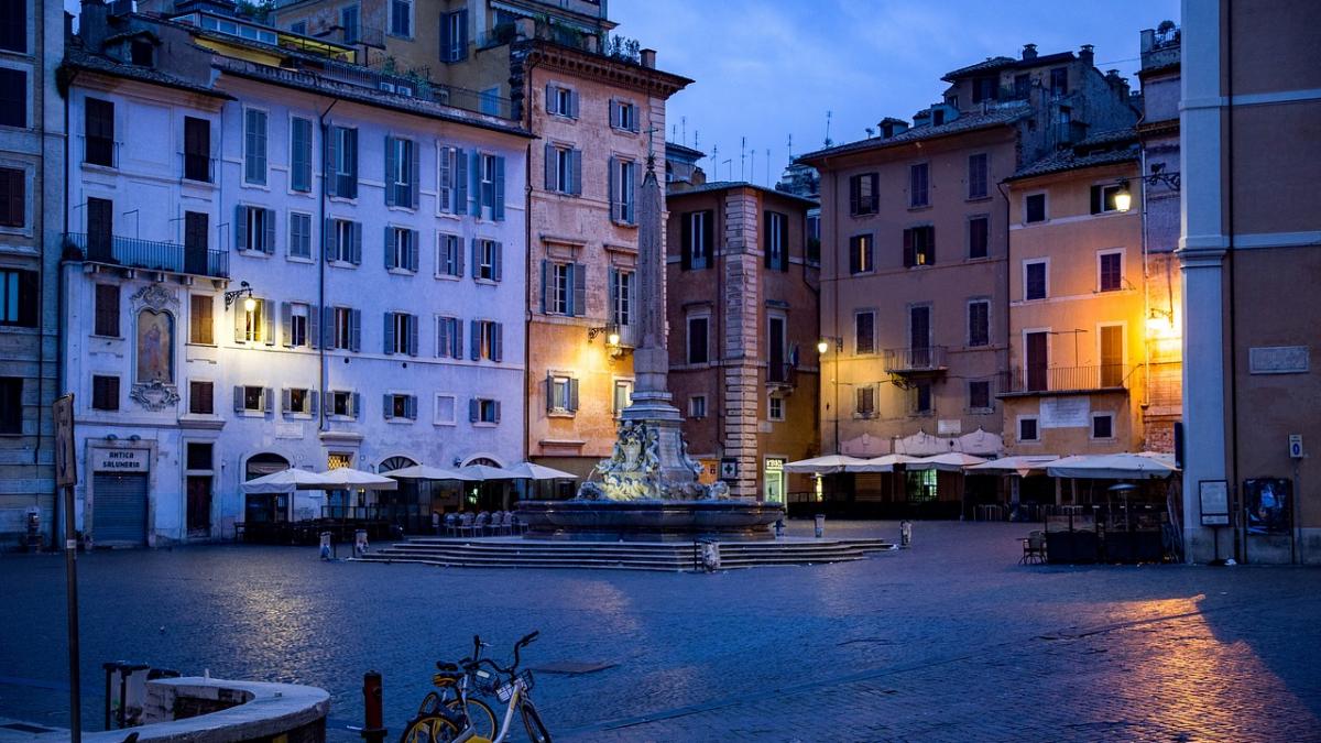 politia italiana cauta doi barbati care s au dezbracat intr un important monument istoric din roma