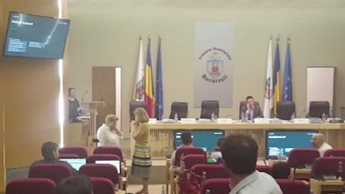scandal monstru in consiliul general cearta intre alesi locali pentru pantaloni scurti video