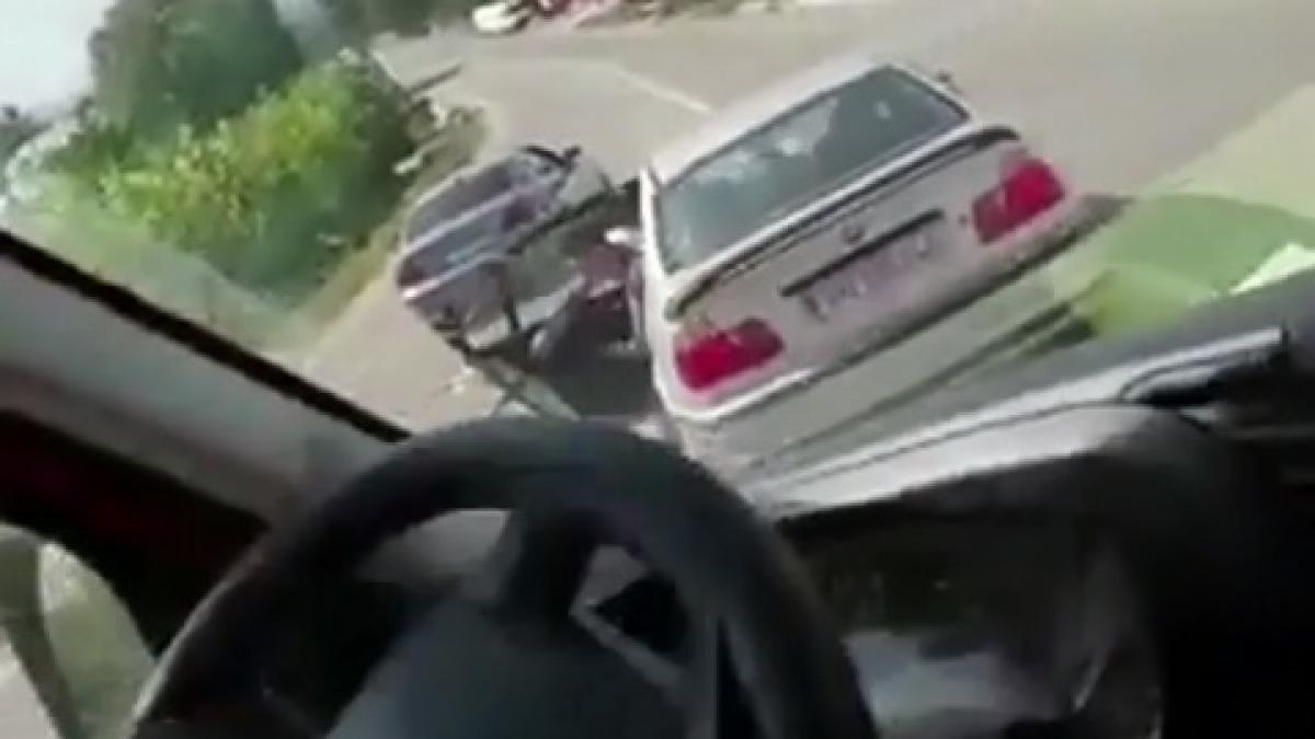 Atac șocant pe un drum național. Microbuz cu pasageri oprit în stil mafiot