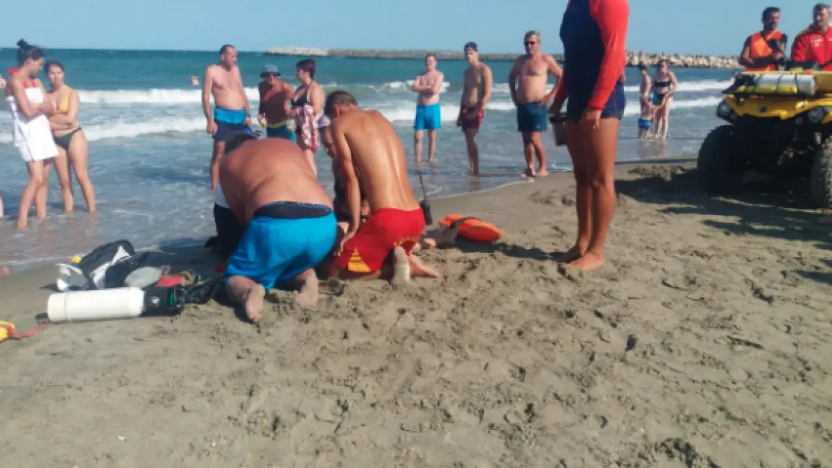 fetita salvata de la inec pe plaja 3 papuci in aplauzele oamenilor a murit la spital