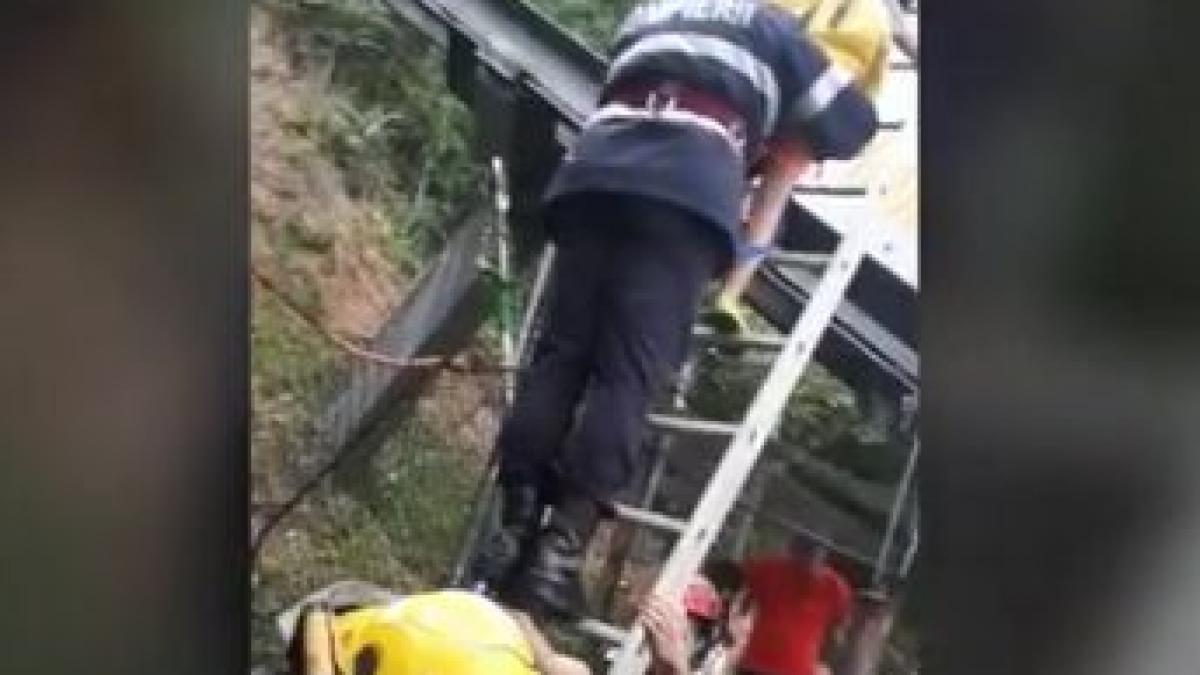 operatiune dramatica de salvare 13 oameni blocati in telecabina