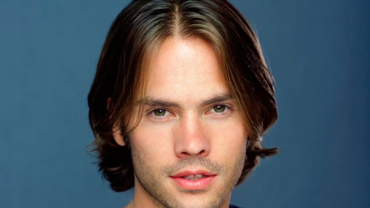 il mai stii pe acest actor din al 7 lea cer iata cum arata in prezent au trecut 10 ani de la