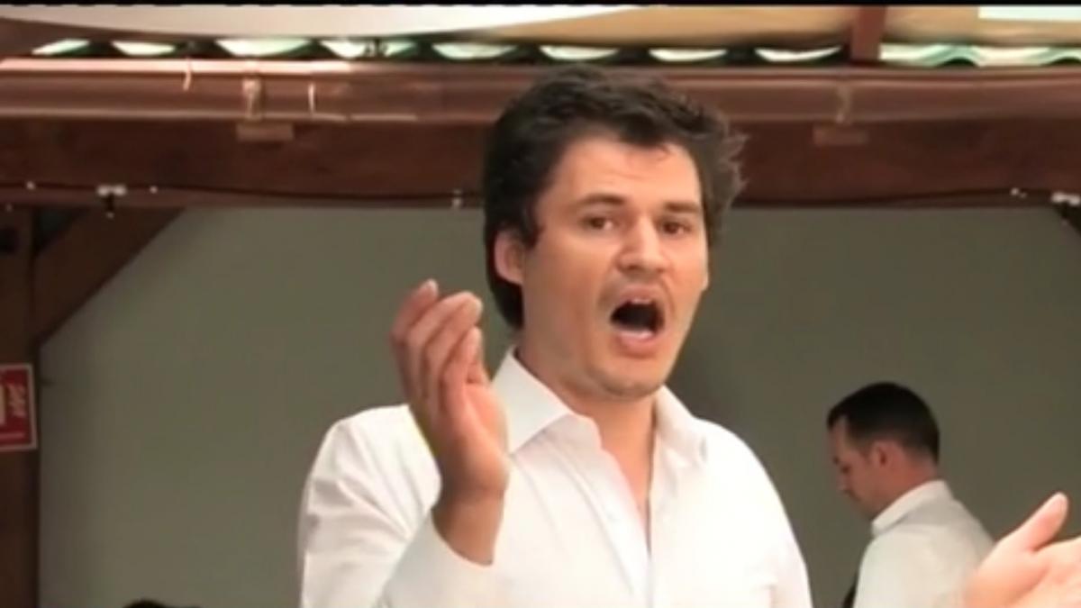 povestea emotionanta a unui spalator de vase din oradea canta la pian si are o voce impresionanta