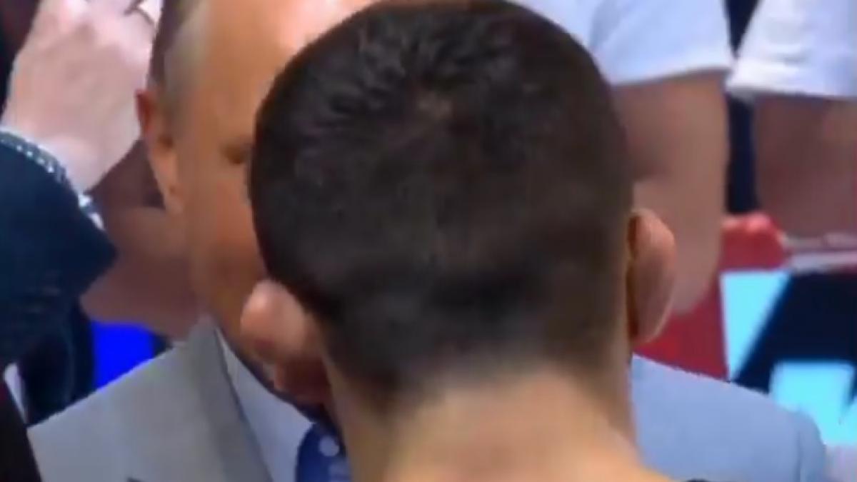 reactia geniala a lui putin cand un luptator de mma vine sa isi faca un selfie cu el in ring video