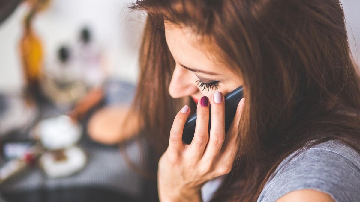 specialistii avertizeaza telefonul mobil iti imbatraneste pielea