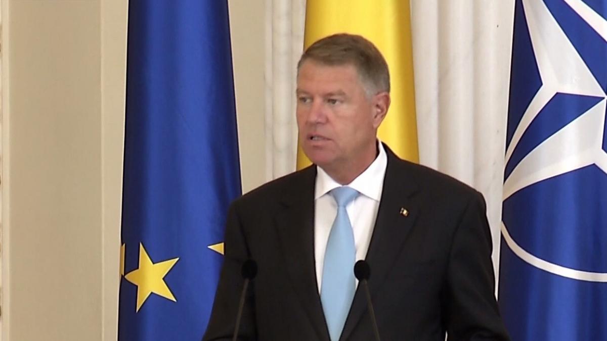 presedintele klaus iohannis i a decorat pe profesorii din diaspora ca dascal iubesc scoala si stiu