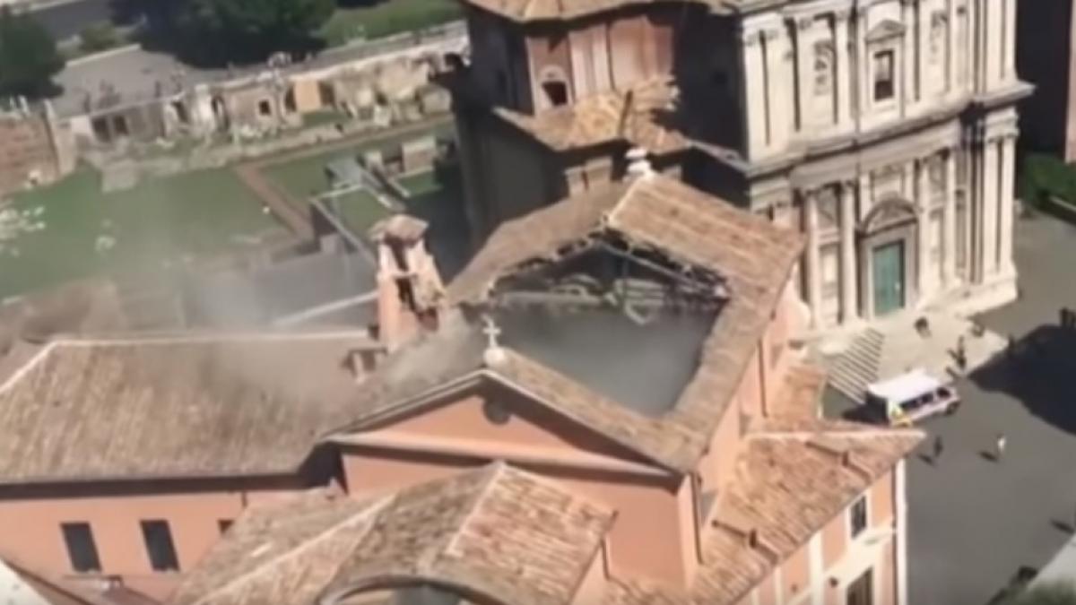 momente de panica in roma acoperisul unei biserici din centrul cultural s a prabusit video