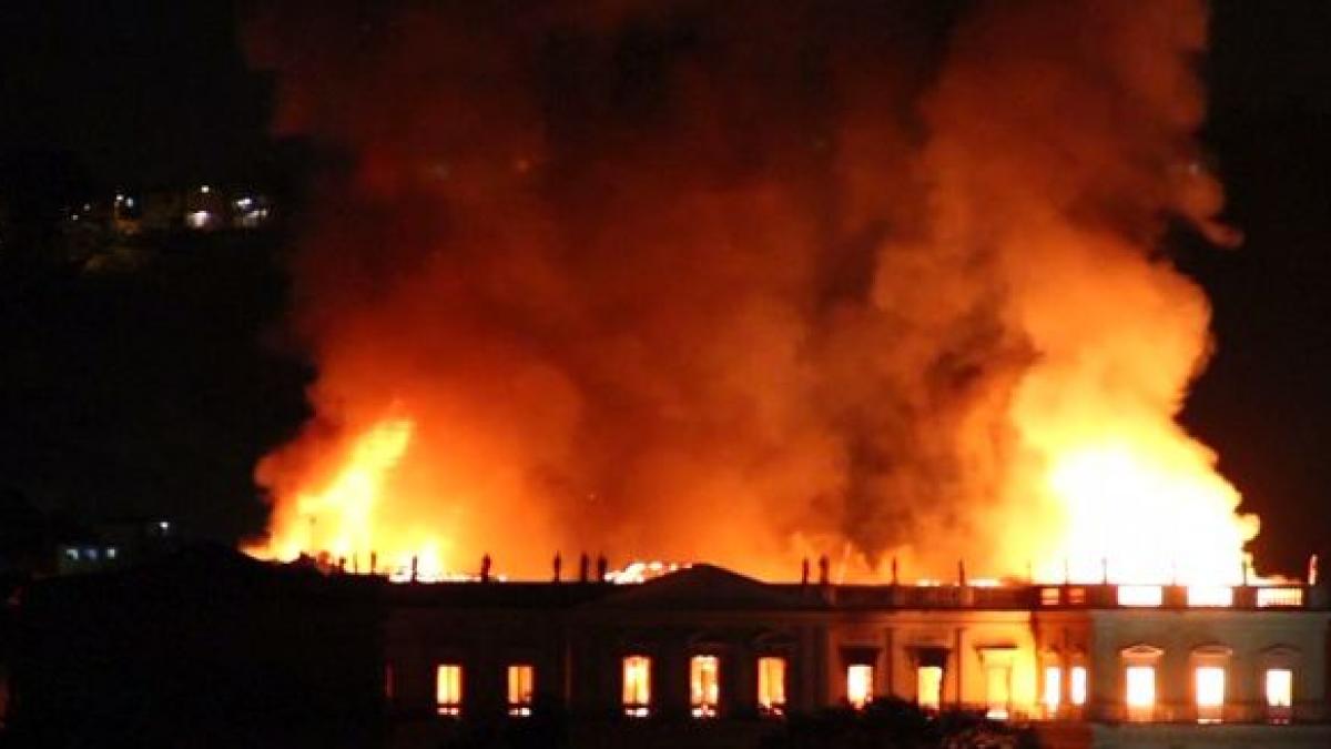 muzeul national din rio de janeiro cuprins de flacari