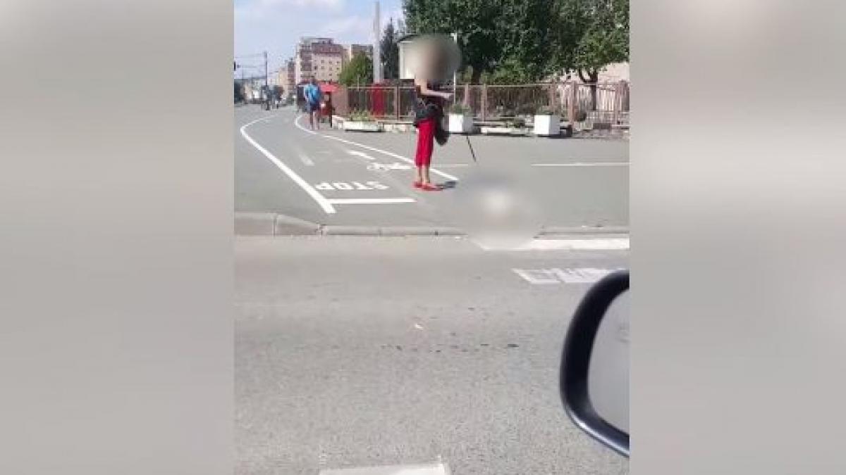 imagini revoltatoare pe o strada din resita un caine mort plimbat in lesa de stapana video