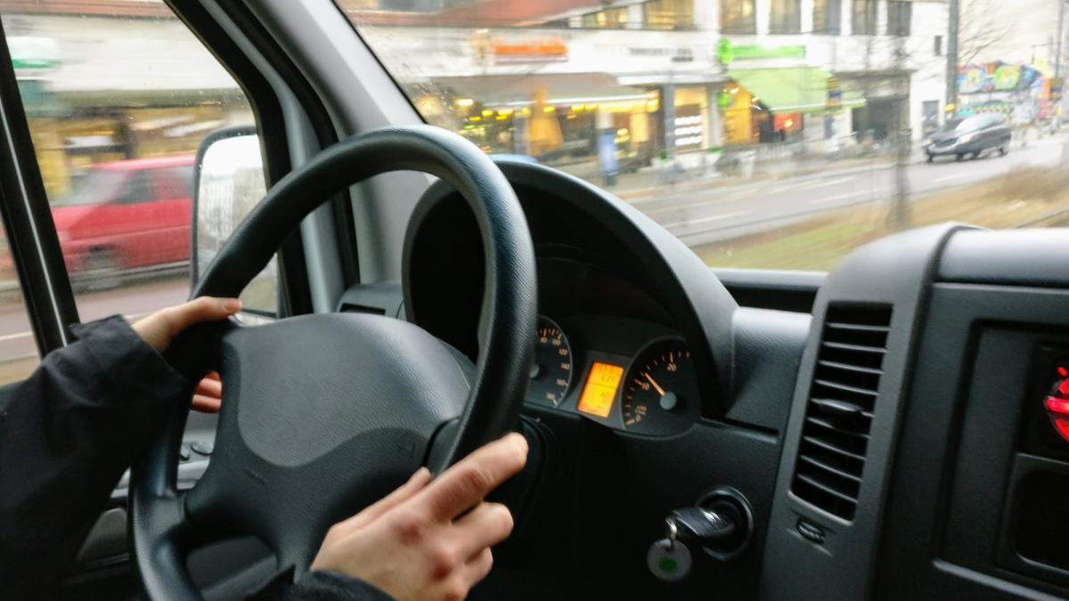 Imagini șocante surprinse în Craiova. Un șofer inconștient face live la volan cu patru copii în mașină