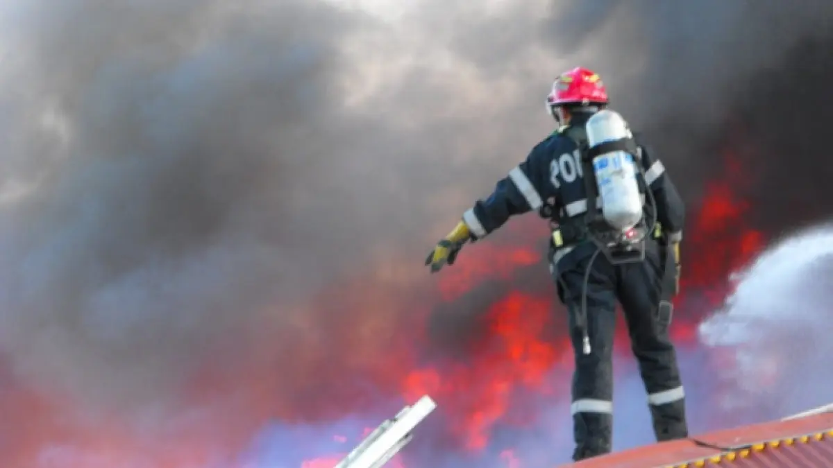 incendiu urias la o scoala primara aproximativ 80 de pompieri au intervenit la fata locului