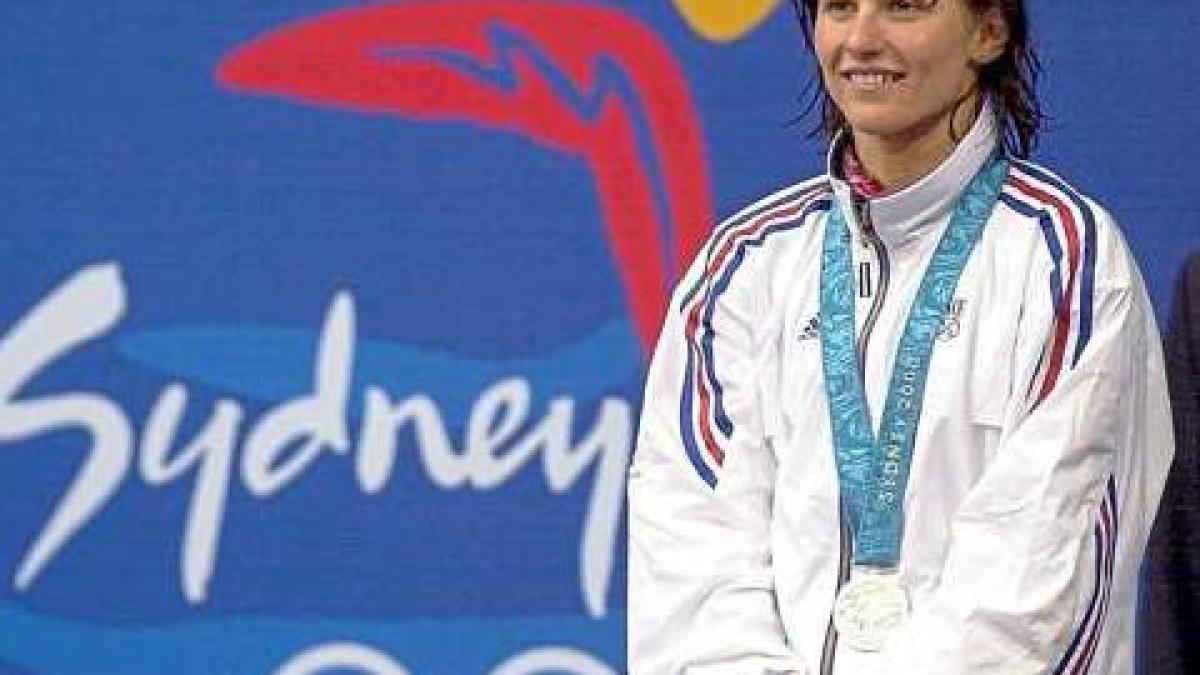 povestea incredibila a roxanei maracineanu noul ministru al sporturilor din franta