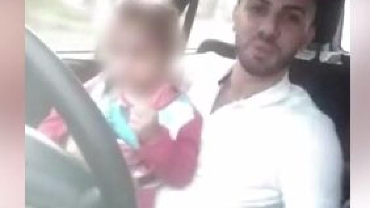 situatie revoltatoare copil la volan in timp ce tatal filmeaza