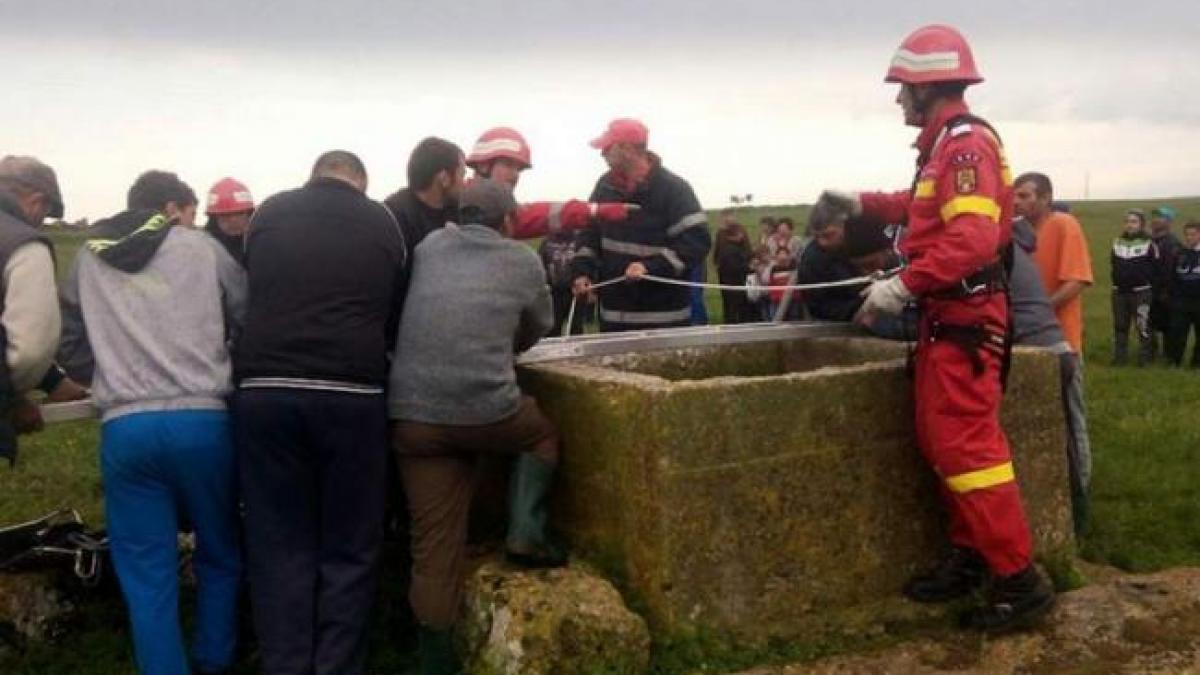 doi muncitori din satu mare au cazut intr o fantana unul dintre ei este inconstient