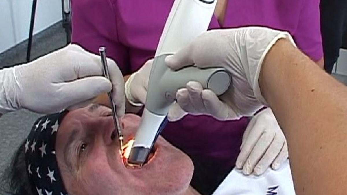 solistul trupei ac dc si a facut dantura in romania