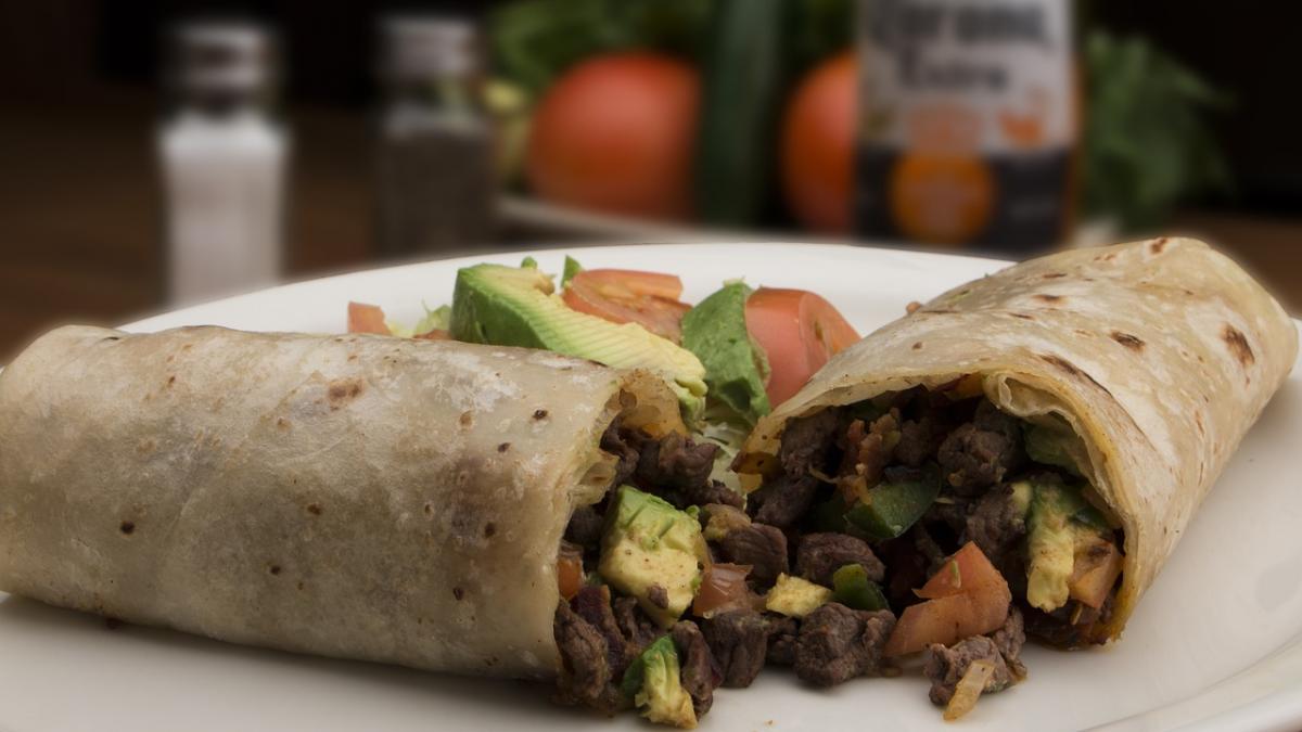 i se facuse foame asa ca a fost la fast food pentru un pranz delicios a muscat din burrito dar ceea