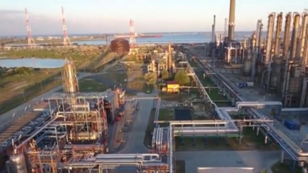 imagini spectaculoase din inima unei rafinarii