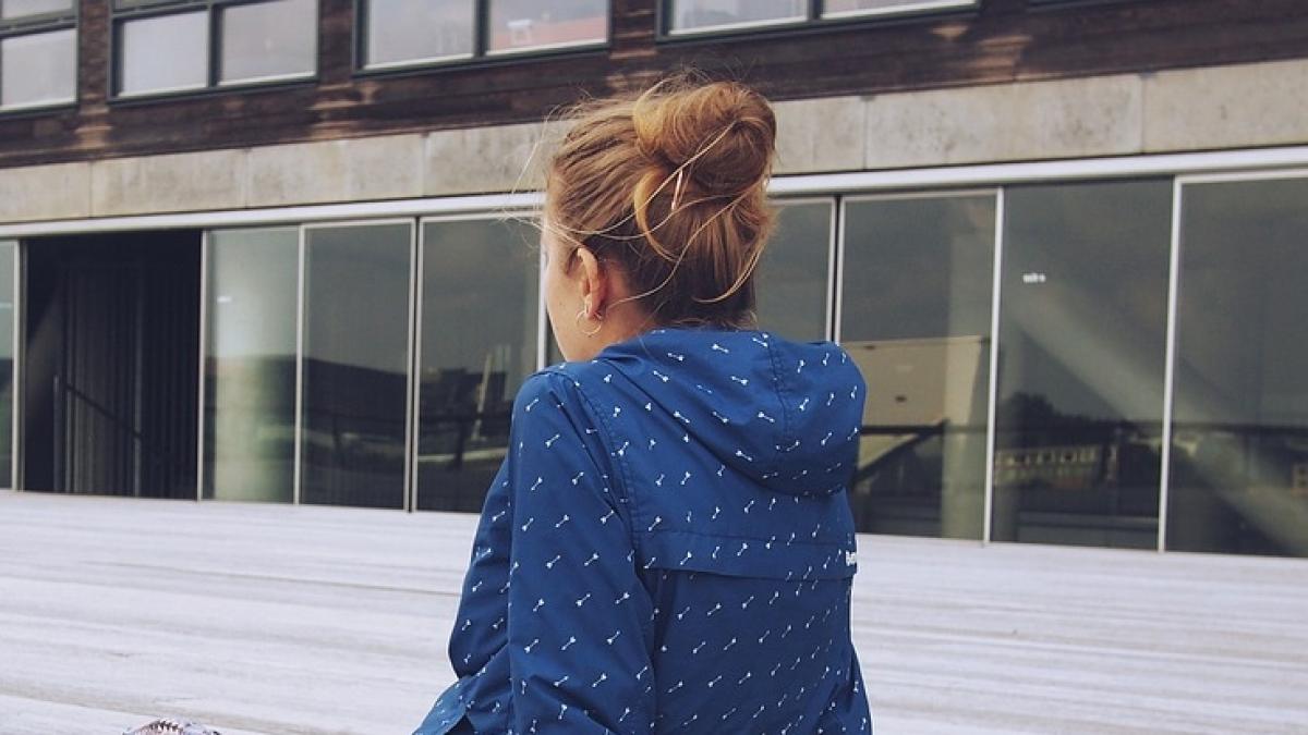 o adolescenta nevoita sa manance hrana de pisici nu era nimic altceva de mancare