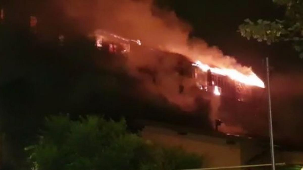 incendiu devastator in capitala un bloc cu 50 de apartamente mistuit de flacari s a intervenit cu