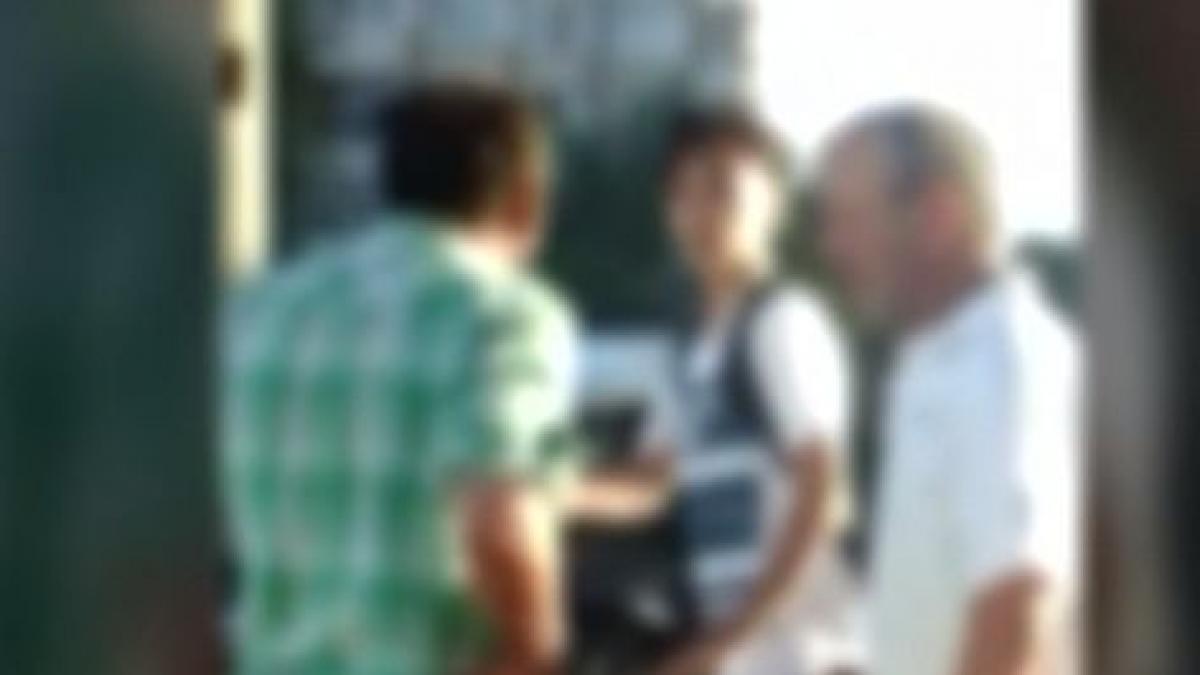 imagini revoltatoare un fiu de profesor loveste cu bestialitate un batran