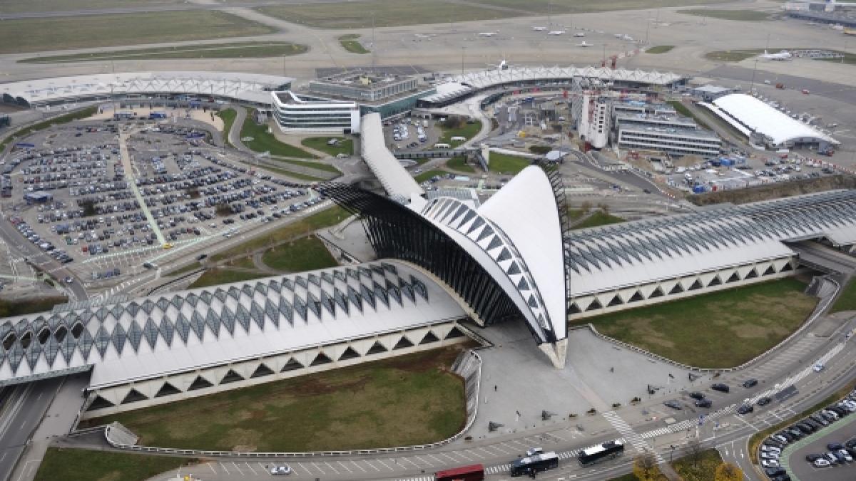 panica pe aeroportul din lyon un barbat a patruns cu masina pe una dintre piste