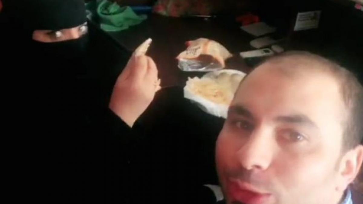 s au filmat in timp ce luau micul dejun in oras iar in scurt timp barbatul a fost arestat motivul