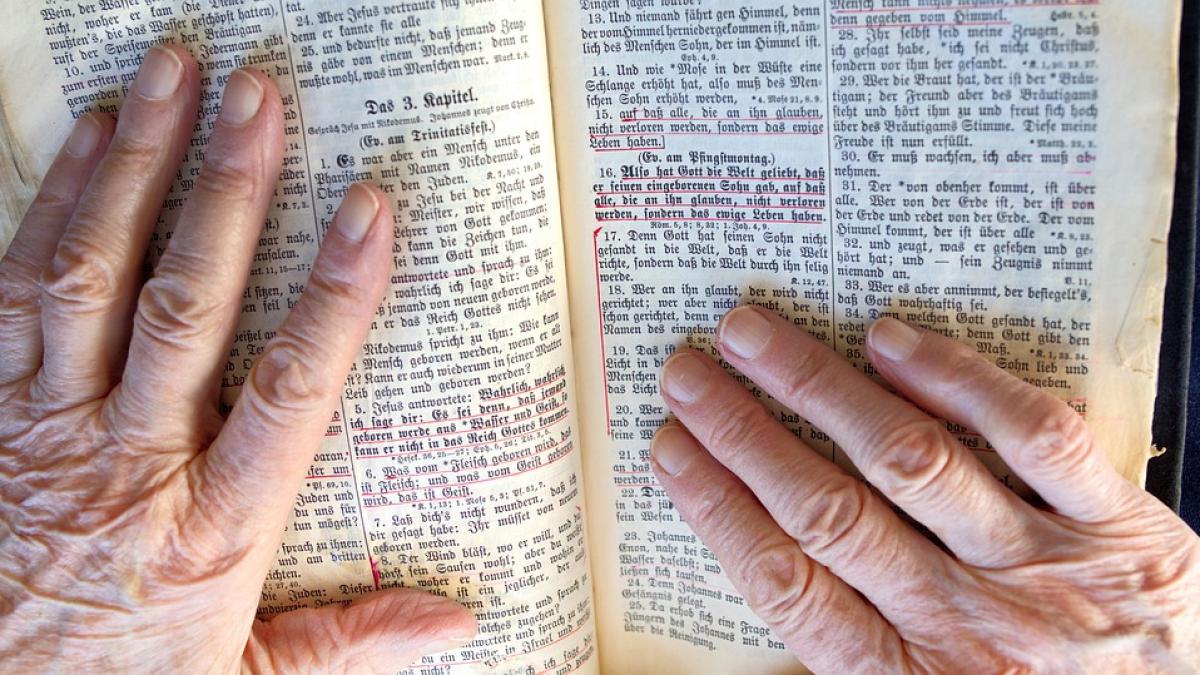 o batranica a intrat in biserica si a cerut o biblie parintele a intrebat o stii sa citesti maicuta