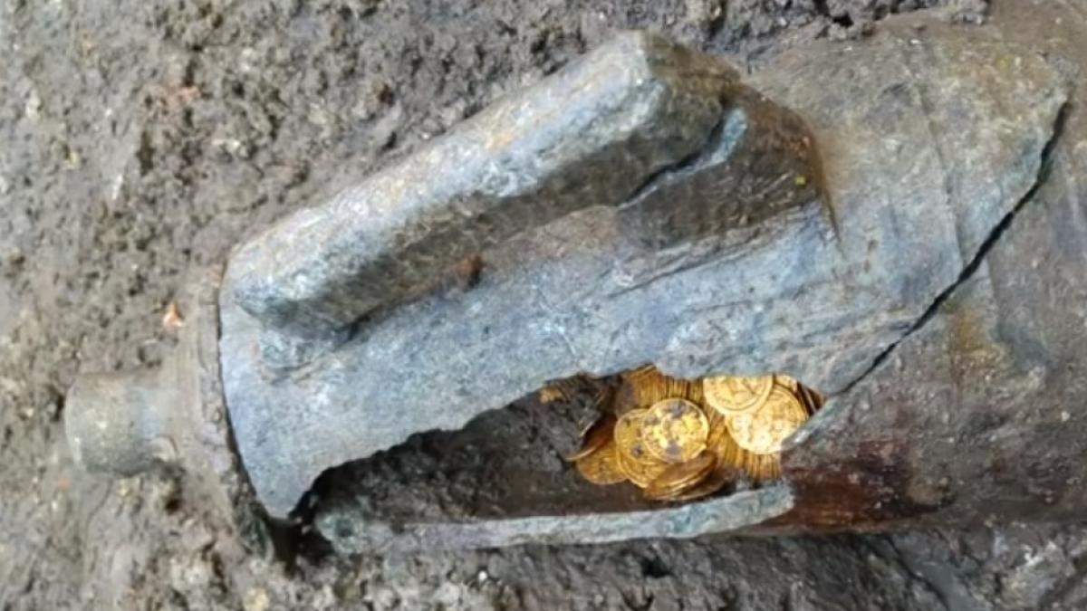 tezaur descoperit in subsolul unei cladiri din italia detaliul care i a intrigat pe arheologi video
