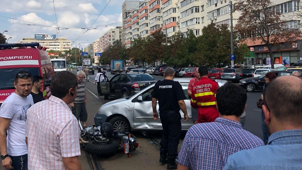 accident grav in bucuresti un motociclist a fost ranit dupa ce a fost spulberat de o masina
