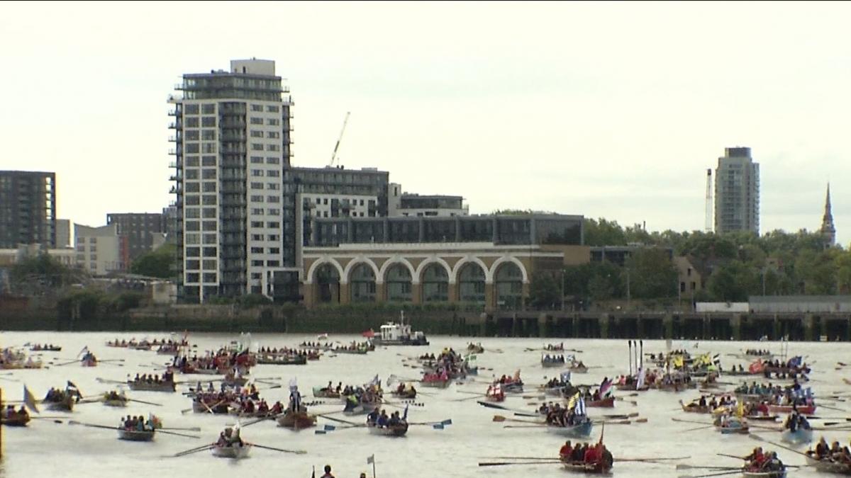 centernarul romaniei marcat in mijlocul londrei sase ambarcatiuni au facut senzatie pe raul tamisa