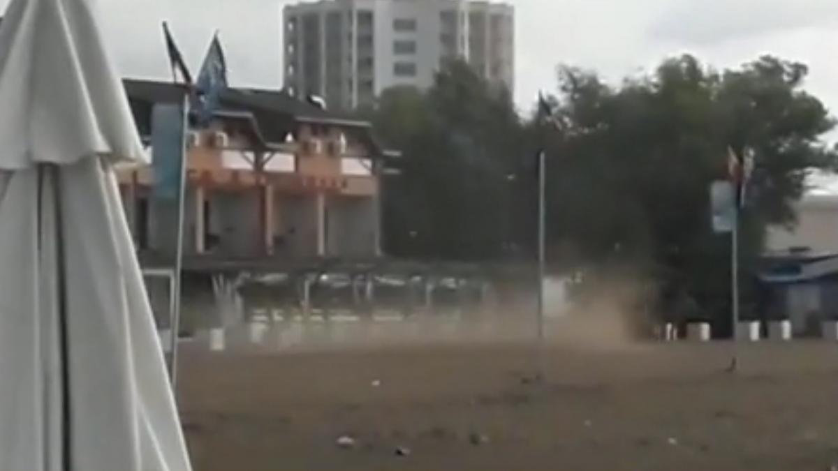 fenomene extreme la malul marii negre un vartej a luat pe sus mai multe sezlonguri video