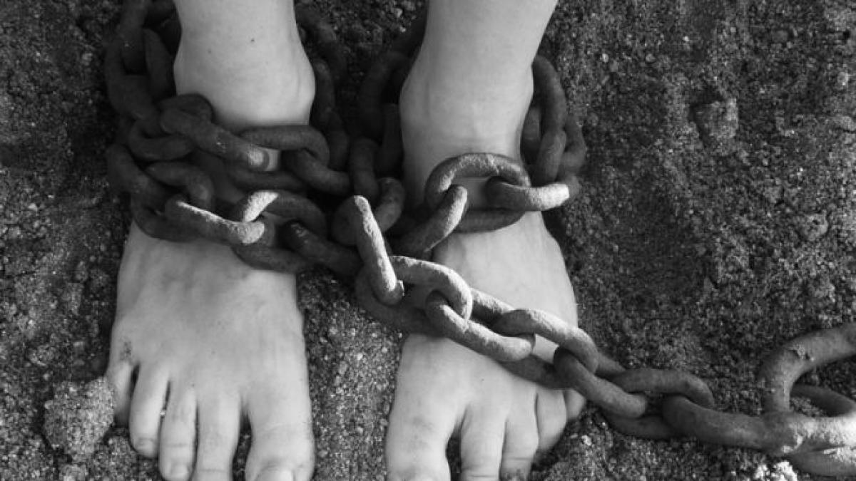 un nou caz de sclavie zguduie italia romani batuti umiliti si tinuti in conditii mizere