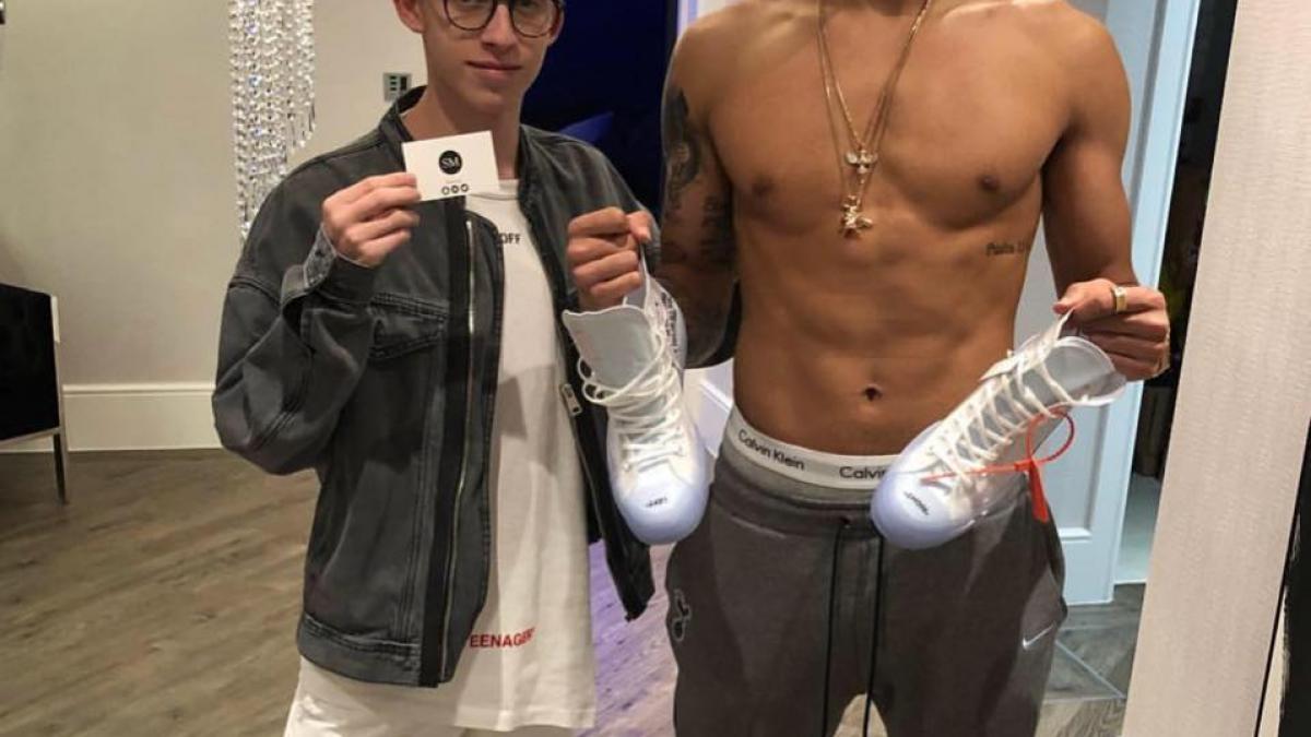 un pusti de 17 ani ii imbraca pe unii dintre cei mai importanti fotbalisti ai lumii cum a reusit sa