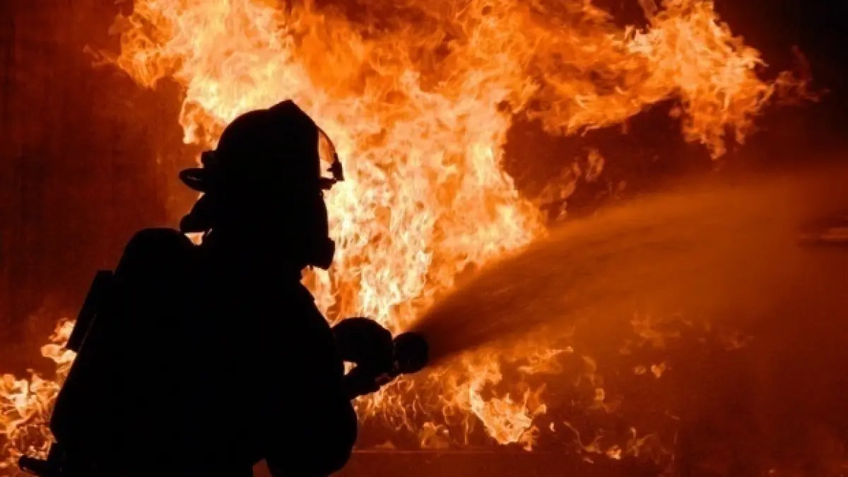 incendiu violent in judetul hunedoara peste 60 de persoane au fost evacuate iar sase au ajuns la