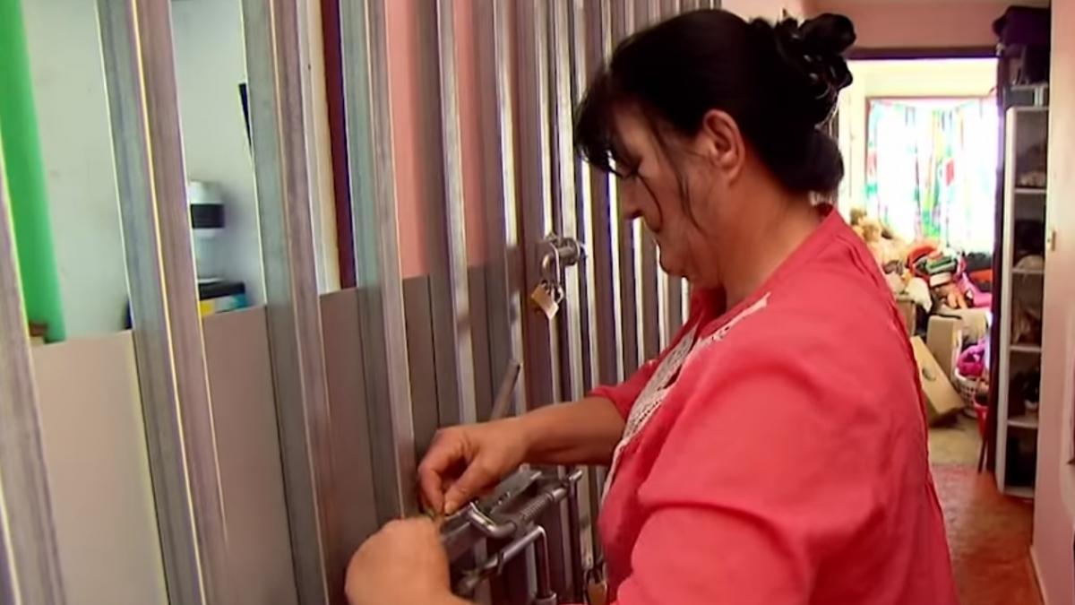 motivul incredibil pentru care o mama si a inchis copilul cu gratii in dormitor este foarte greu sa