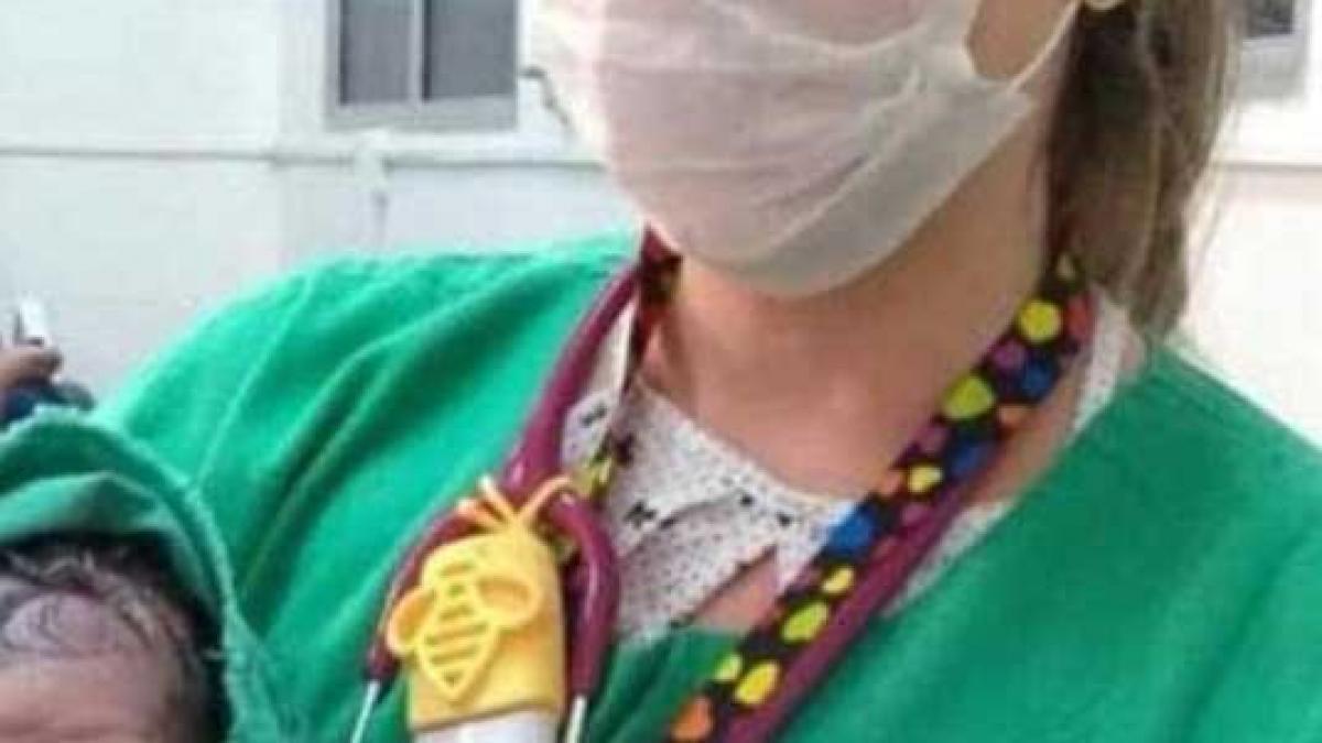 Asistenta a pozat nou născutul imediat după naștere! Insă de disperare să prindă cadrul perfect, nu s-a mai uitat ce se vede în spate! Fotografia a făcut înconjurul internetului